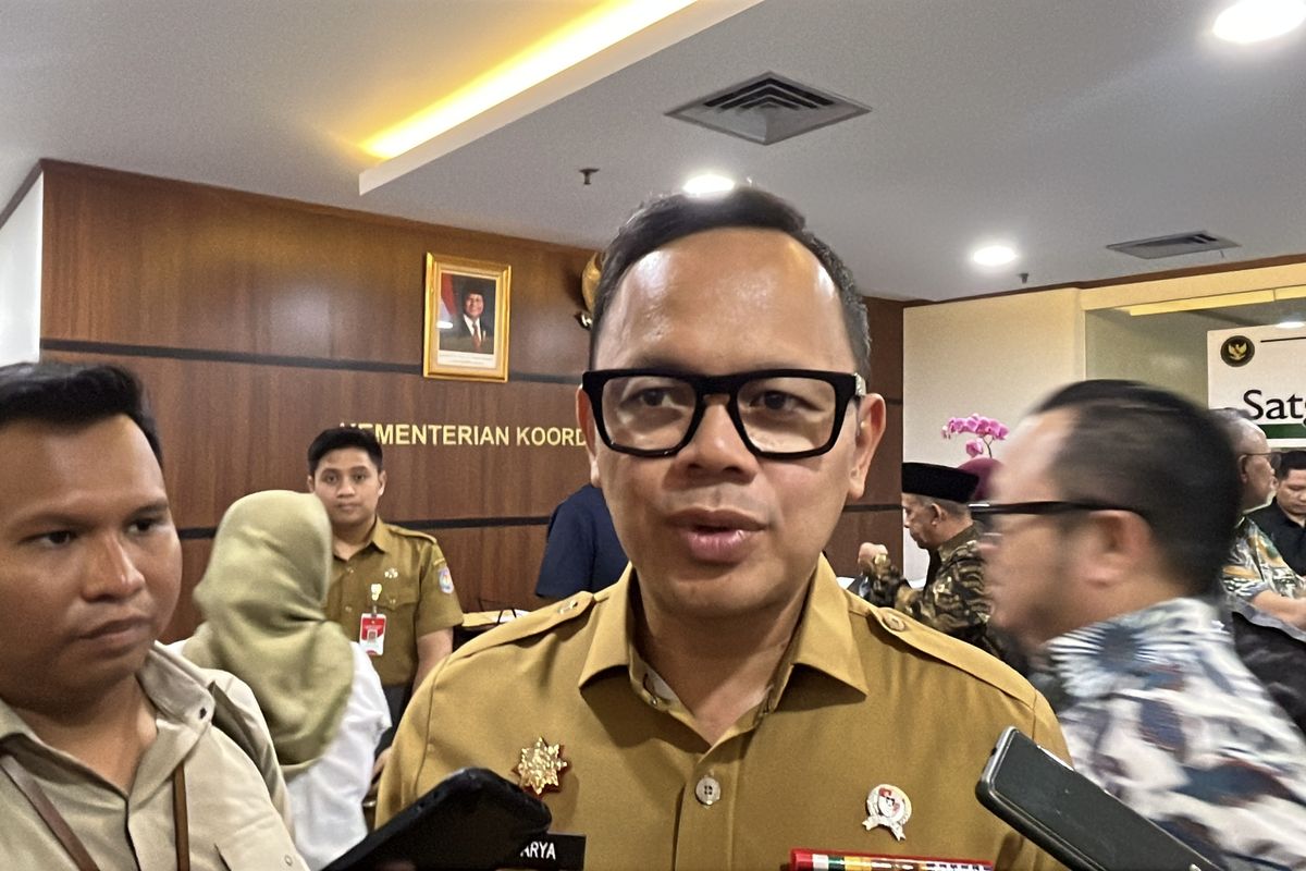 Wamendagri Bima Arya Sugiarto diwawancarai wartawan soal kebijakan WFH ASN di kantor kementerian.