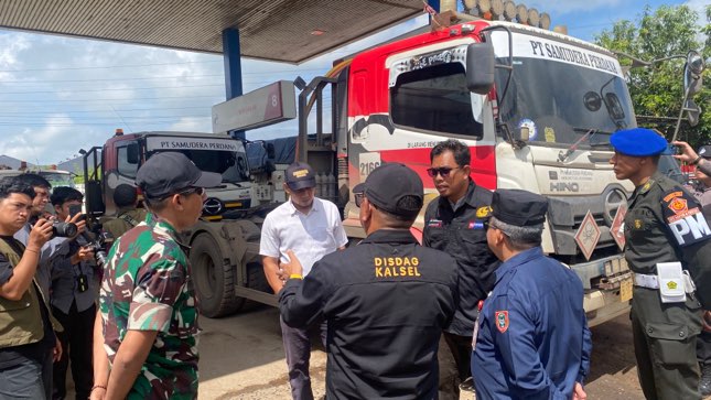 Tim Satgas BBM Kalsel memantau penyaluran biosolar subsidi di SPBU bersama TNI dan instansi terkait usai demo sopir truk.