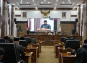 Suasana rapat paripurna DPRD Balangan saat pembahasan LKPj 2025 dengan pimpinan sidang dan anggota dewan di ruang rapat