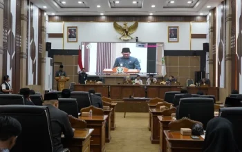 Suasana rapat paripurna DPRD Balangan saat pembahasan LKPj 2025 dengan pimpinan sidang dan anggota dewan di ruang rapat