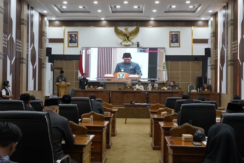 Suasana rapat paripurna DPRD Balangan saat pembahasan LKPj 2025 dengan pimpinan sidang dan anggota dewan di ruang rapat