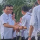 Bupati Balangan Abdul Hadi bersalaman dengan ASN setelah apel pascaleBaran di halaman kantor bupati.