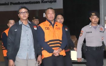 Penyidik KPK menggiring tersangka korupsi Tulungagung Gatut Sunu Wibowo.