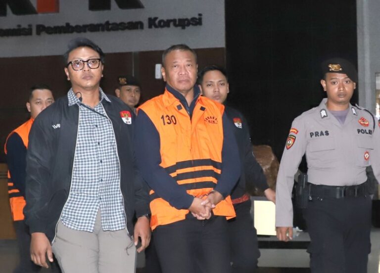 Penyidik KPK menggiring tersangka korupsi Tulungagung Gatut Sunu Wibowo.