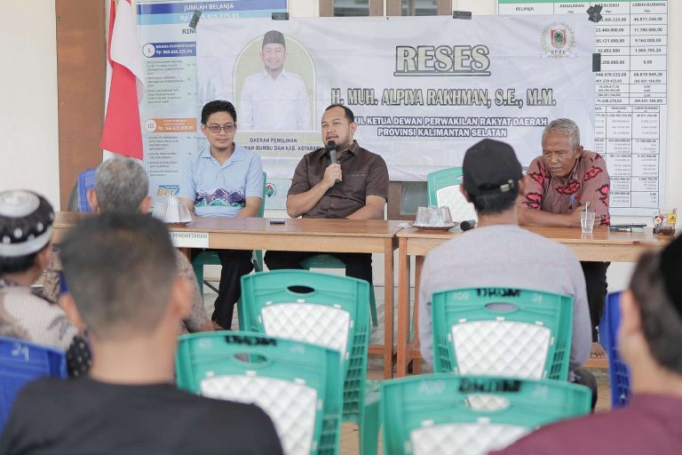 Alpiya Rakhman berdialog dengan warga Tanah Bumbu dalam kegiatan reses.