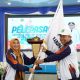 Sekda Tanah Bumbu menyerahkan bendera kontingen atlet pelajar saat pelepasan menuju POPDA Kalsel 2026 di Batulicin.