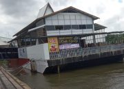 Tongkang restoran apung di tepi sungai Banjarmasin yang akan direlokasi sesuai kebijakan pemerintah kota