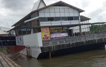 Tongkang restoran apung di tepi sungai Banjarmasin yang akan direlokasi sesuai kebijakan pemerintah kota