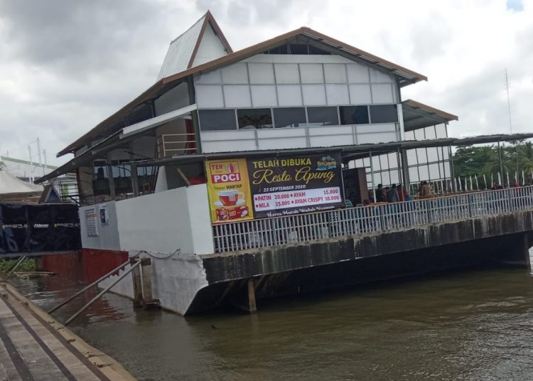 Tongkang restoran apung di tepi sungai Banjarmasin yang akan direlokasi sesuai kebijakan pemerintah kota
