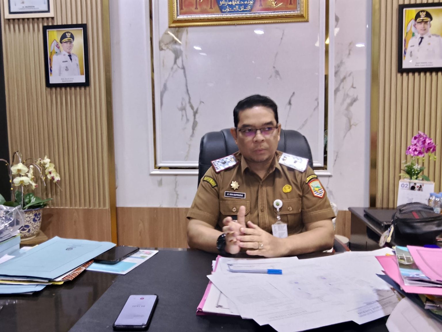 Sekda Kotabaru H. Eka Saprudin memberikan keterangan mengenai program ketahanan pangan dan ekonomi kerakyatan di Kotabaru.