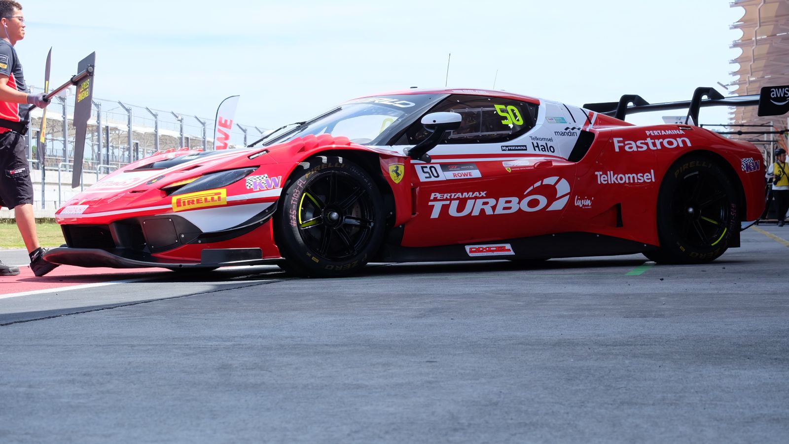 Mobil balap Ferrari 296 GT3 Evo berwarna merah milik tim Sean Gelael berada di pit area Sirkuit Mandalika menjelang balapan GT World Challenge Asia 2026.