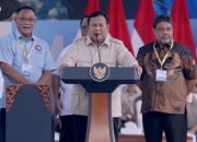 Presiden Prabowo Subianto berpidato di podium pada peringatan Hari Buruh 2026 di Monas, Jakarta, didampingi sejumlah pejabat dan perwakilan buruh.