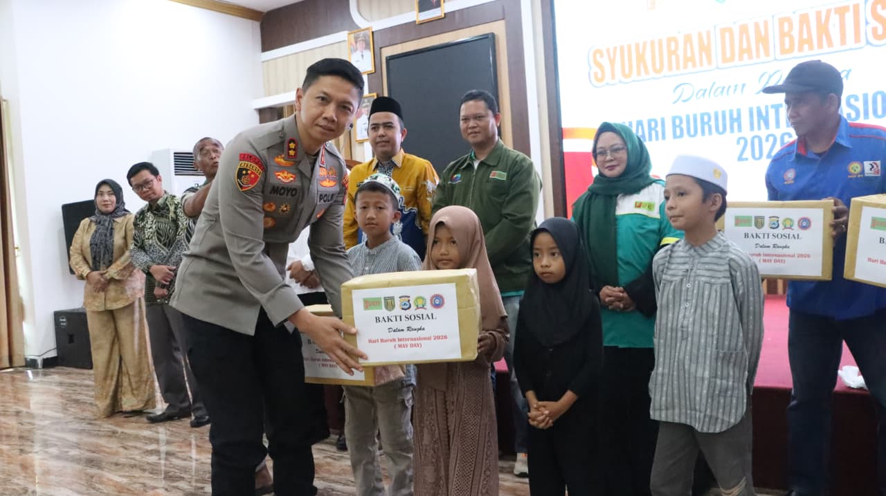 penyerahan bantuan sosial anak yatim may day 2026 tabalong