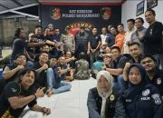 Tim Resmob Polres Banjarbaru bersama terduga pelaku pembunuhan pengajar ponpes yang telah ditangkap polisi.