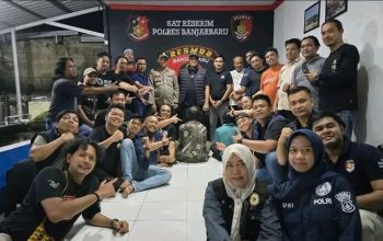Tim Resmob Polres Banjarbaru bersama terduga pelaku pembunuhan pengajar ponpes yang telah ditangkap polisi.