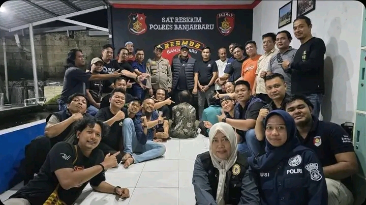 Tim Resmob Polres Banjarbaru bersama terduga pelaku pembunuhan pengajar ponpes yang telah ditangkap polisi.