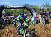 Rider melintasi medan off-road pada event trail adventure Sudur Bahabis Tujuh di Balangan