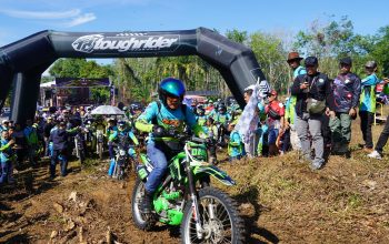 Rider melintasi medan off-road pada event trail adventure Sudur Bahabis Tujuh di Balangan