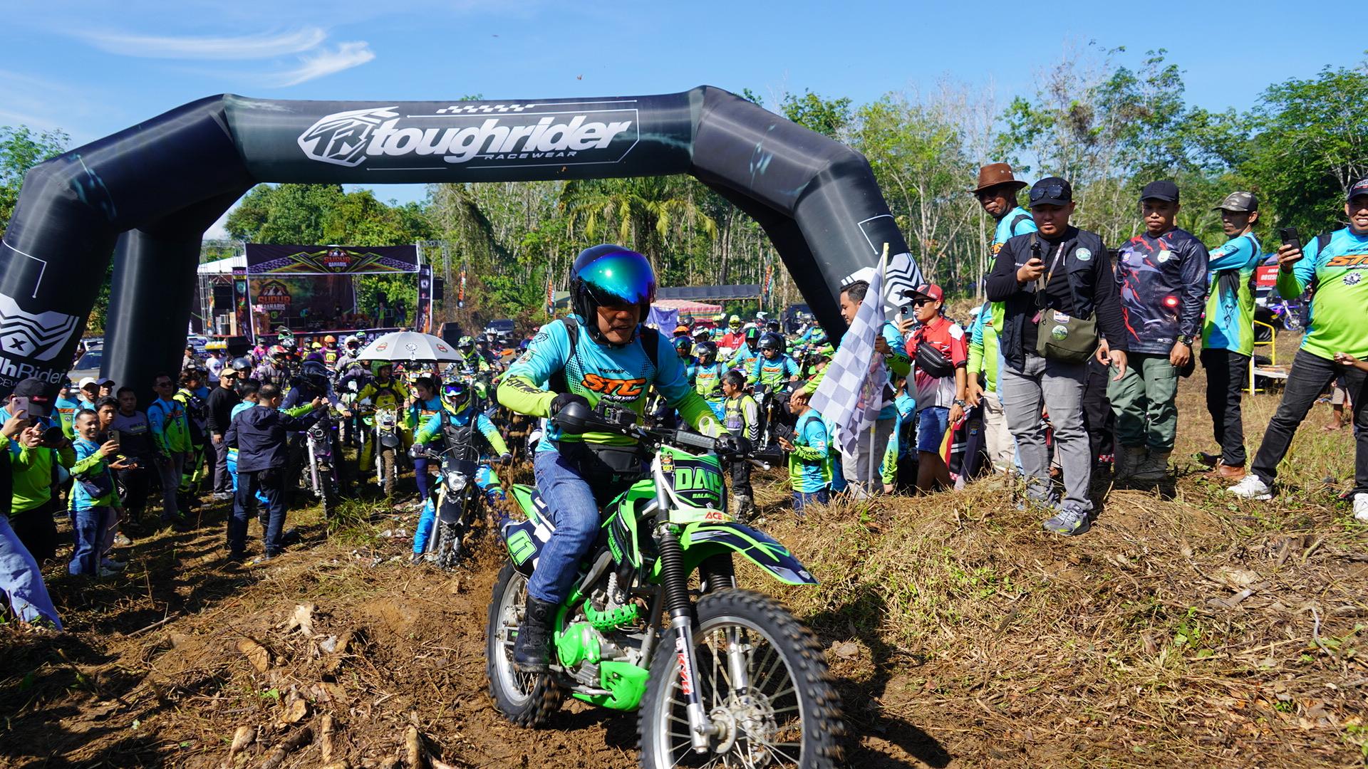 Rider melintasi medan off-road pada event trail adventure Sudur Bahabis Tujuh di Balangan