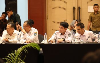 Pejabat pemerintah daerah menghadiri rapat koordinasi membahas penanganan blankspot internet di Kalimantan Selatan.