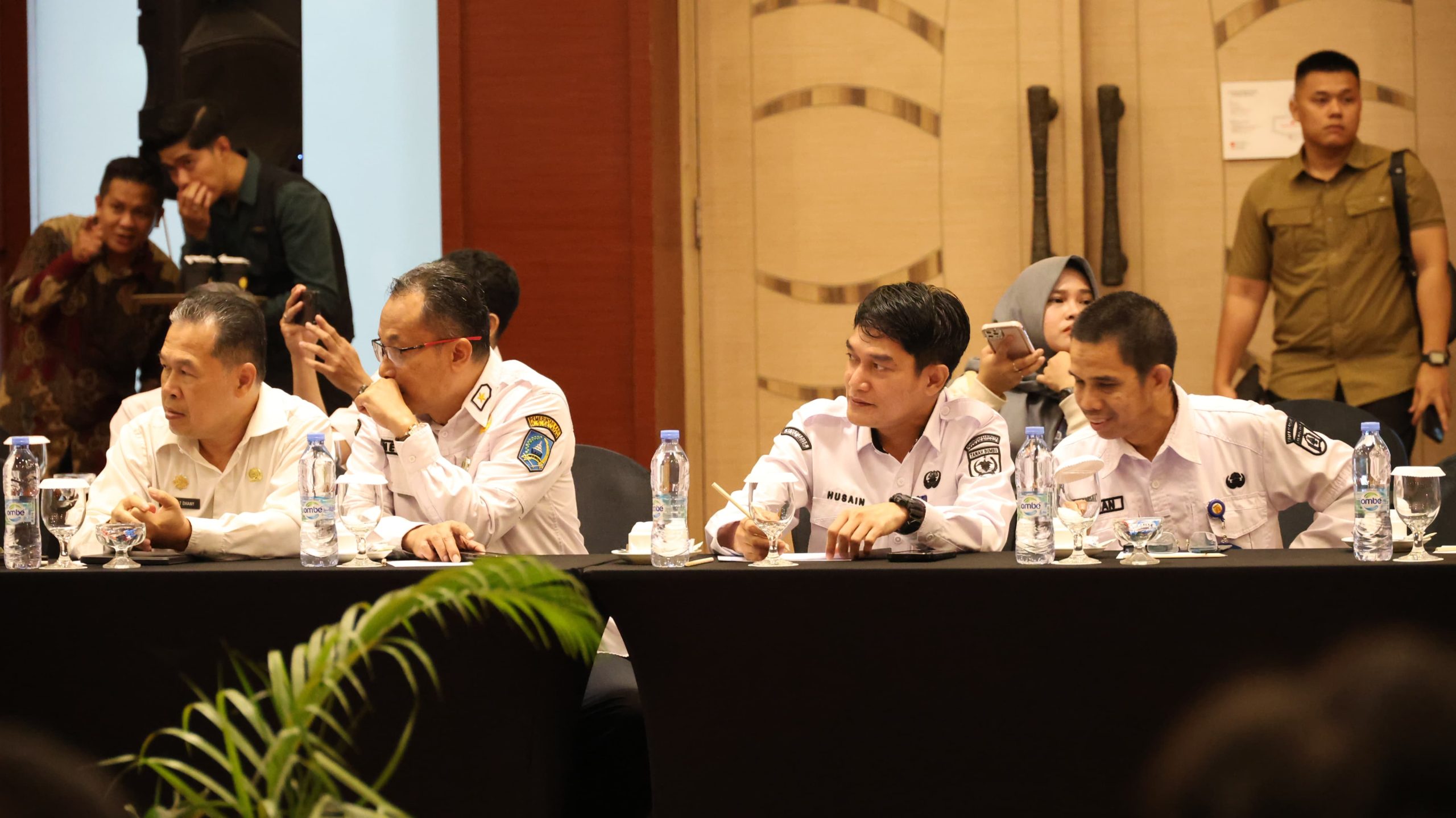 Pejabat pemerintah daerah menghadiri rapat koordinasi membahas penanganan blankspot internet di Kalimantan Selatan.