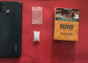 Barang bukti sabu, ponsel, dan kotak rokok hasil pengungkapan kasus narkoba di Barito Kuala.