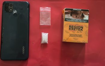 Barang bukti sabu, ponsel, dan kotak rokok hasil pengungkapan kasus narkoba di Barito Kuala.