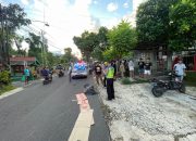 Polisi dan warga berada di lokasi kecelakaan lalu lintas di Bantul dengan korban pengendara motor meninggal dunia di pinggir jalan.