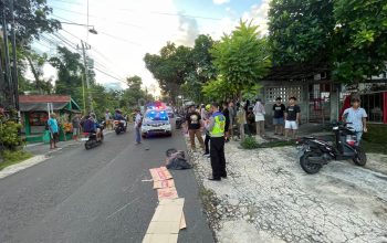 Polisi dan warga berada di lokasi kecelakaan lalu lintas di Bantul dengan korban pengendara motor meninggal dunia di pinggir jalan.