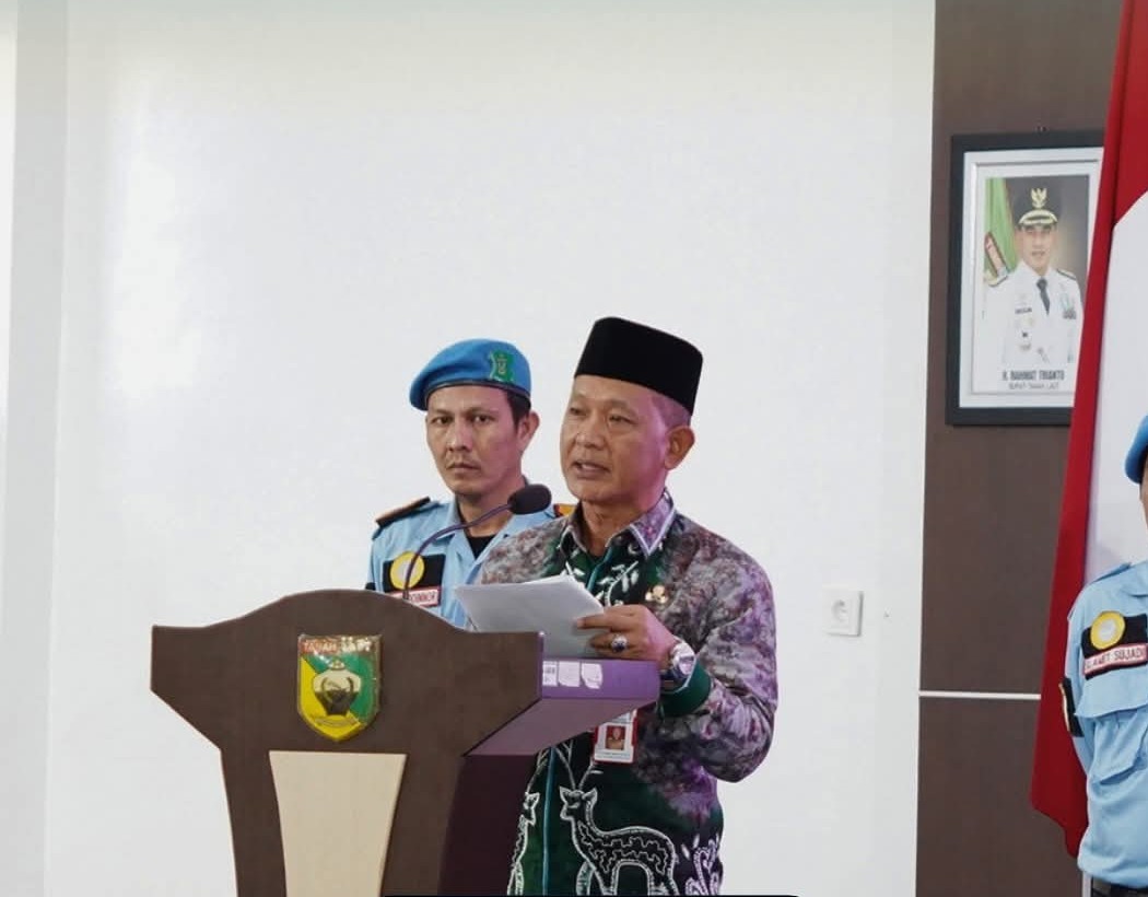 Pejabat pemerintah Tanah Laut menyampaikan sambutan dalam pelantikan pengurus BKPRMI di sebuah aula.