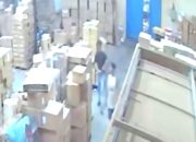 Rekaman CCTV menunjukkan aktivitas pelaku di dalam gudang sebelum insiden kebakaran di Malang.
