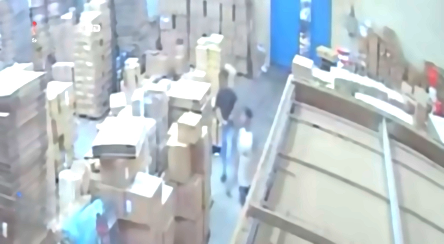 Rekaman CCTV menunjukkan aktivitas pelaku di dalam gudang sebelum insiden kebakaran di Malang.
