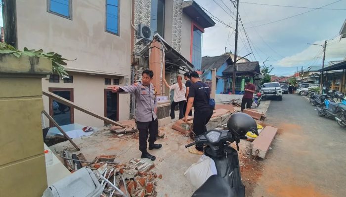 Rumah Dua Lantai Amblas di Banjarmasin, Polisi Pasang Garis Pengaman