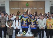 Wamendikdasmen Fajar Riza Ulhaq berfoto bersama Bupati Pulang Pisau dan jajaran pemerintah daerah dalam kunjungan kerja sektor pendidikan
