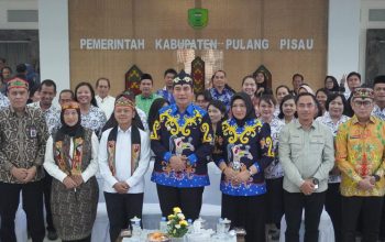 Wamendikdasmen Fajar Riza Ulhaq berfoto bersama Bupati Pulang Pisau dan jajaran pemerintah daerah dalam kunjungan kerja sektor pendidikan