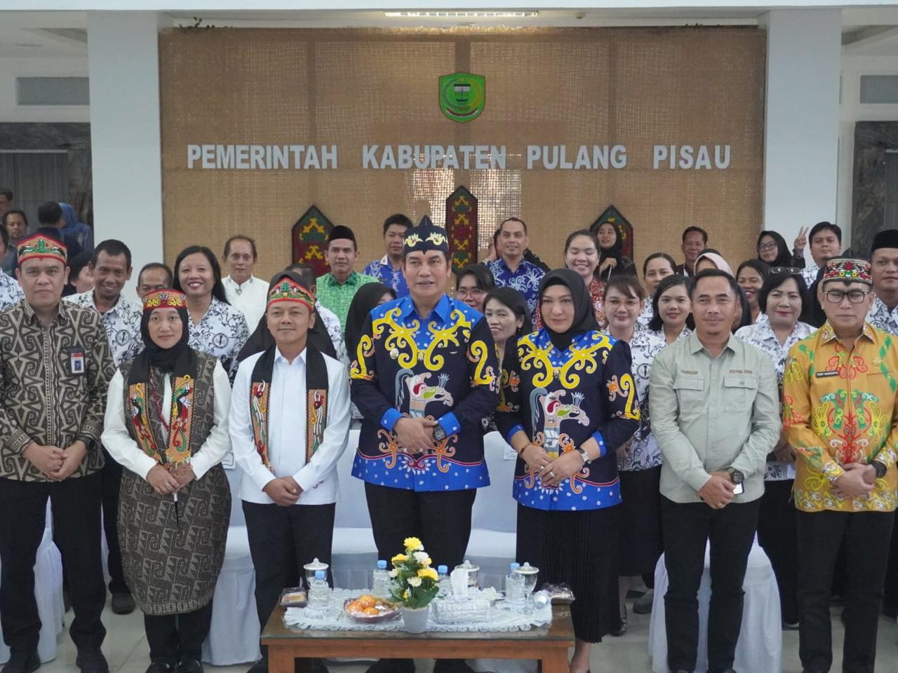 Wamendikdasmen Fajar Riza Ulhaq berfoto bersama Bupati Pulang Pisau dan jajaran pemerintah daerah dalam kunjungan kerja sektor pendidikan