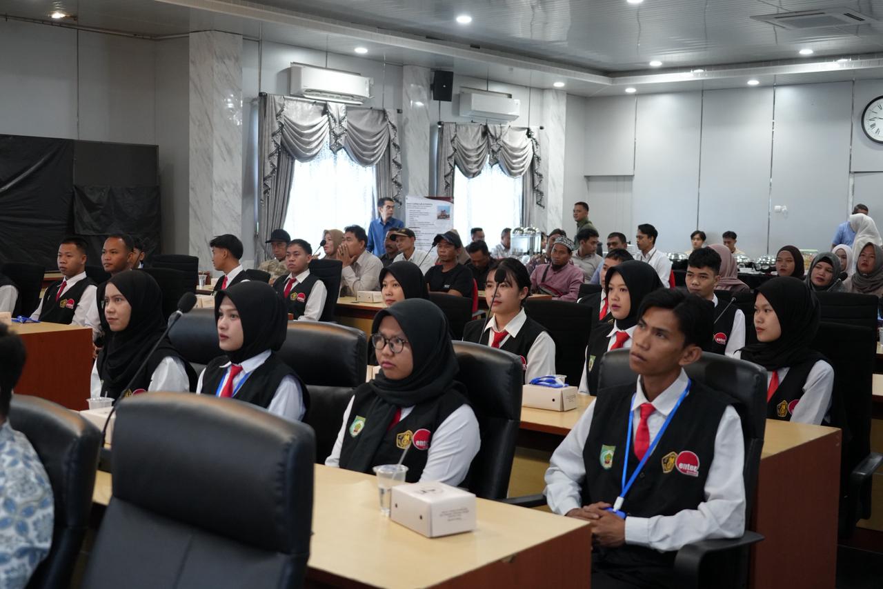 Peserta program kerja ke Jepang mengikuti pembekalan dan pelepasan yang dilaksanakan DKUKMTK Kabupaten Balangan di Paringin Selatan.
