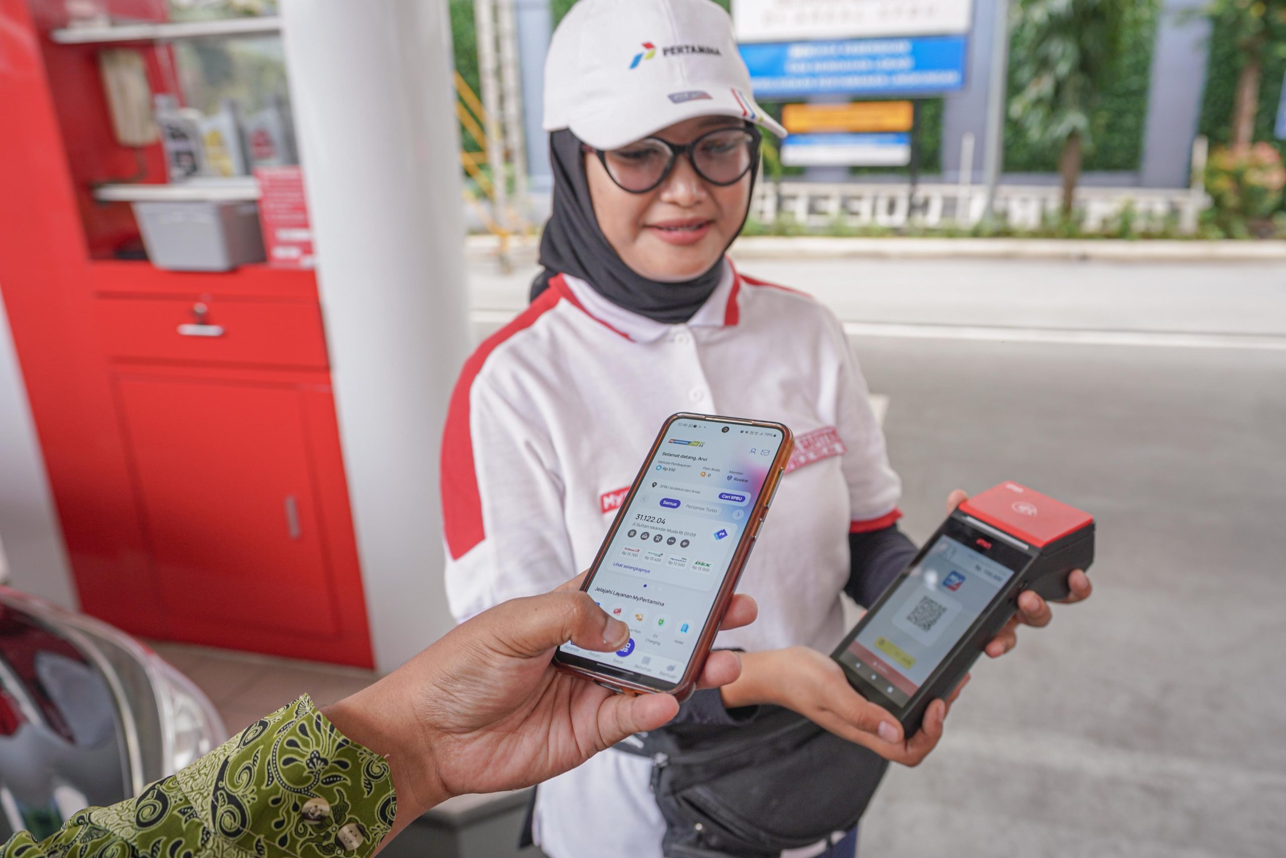 Transaksi pembelian BBM menggunakan aplikasi MyPertamina melalui ponsel di SPBU Pertamina