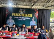 Konferensi pers Polsek Banjarbaru Utara terkait pengungkapan kasus pembunuhan pengajar ponpes di Banjarbaru.