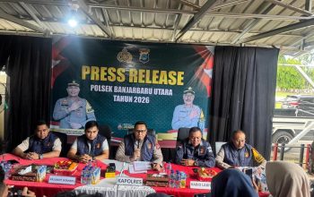 Konferensi pers Polsek Banjarbaru Utara terkait pengungkapan kasus pembunuhan pengajar ponpes di Banjarbaru.