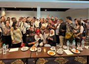 Joko Widodo berfoto bersama relawan dan youtuber dalam acara silaturahmi di Jakarta Timur