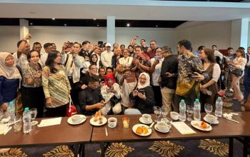 Joko Widodo berfoto bersama relawan dan youtuber dalam acara silaturahmi di Jakarta Timur