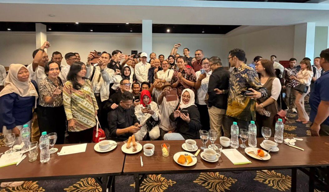 Joko Widodo berfoto bersama relawan dan youtuber dalam acara silaturahmi di Jakarta Timur