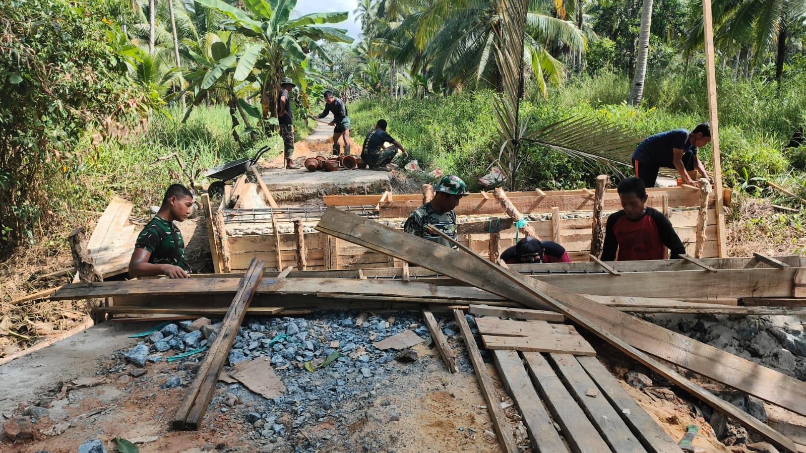 TNI dan warga membangun pondasi Jembatan Garuda di Desa Kampung Baru Tanah Bumbu