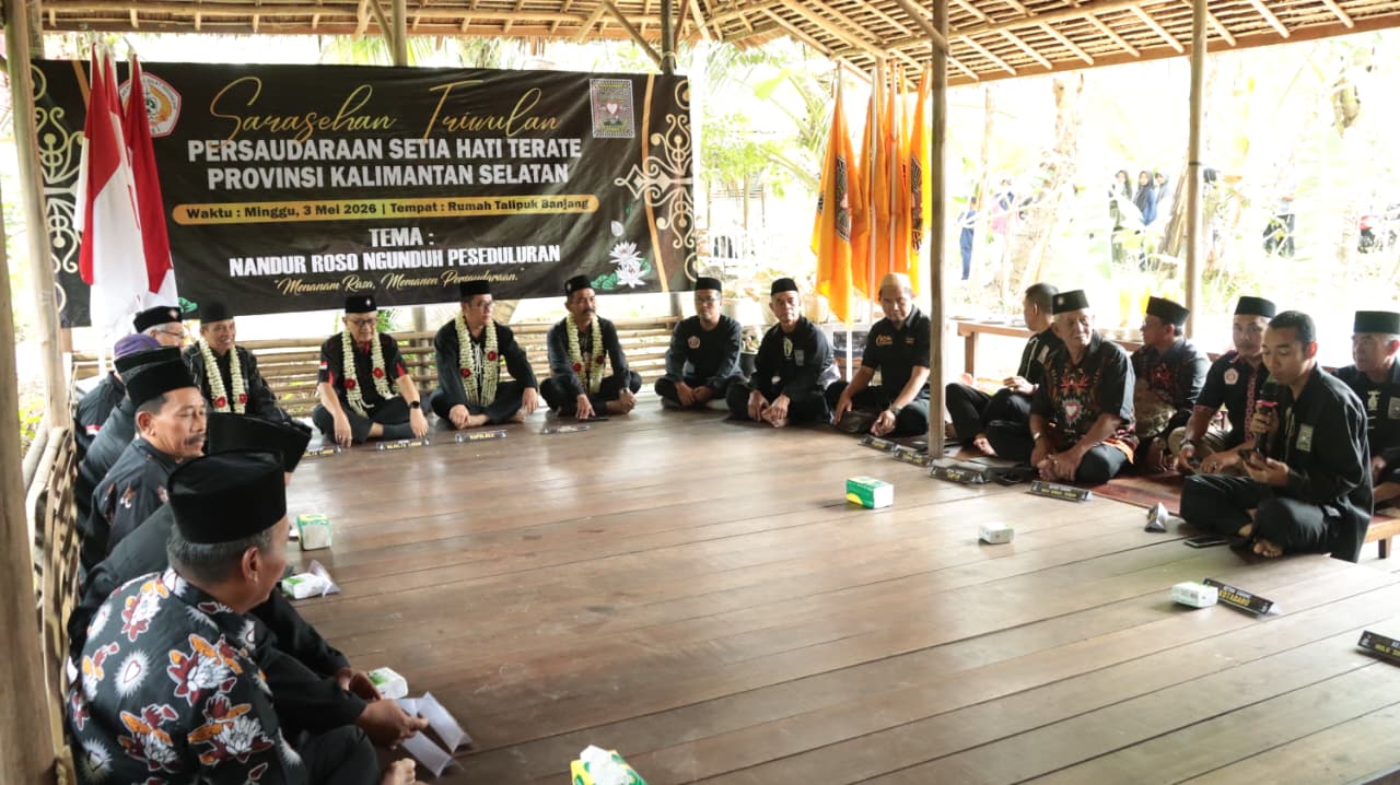 Rombongan pengurus PSHT Kalimantan Selatan berjalan bersama menuju lokasi pertemuan di Desa Banjang HSU