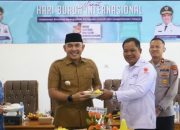Bupati Tanah Laut Rahmat Trianto bersama serikat buruh pada peringatan May Day 2026 di Aula Disnakerperin Tanah Laut.