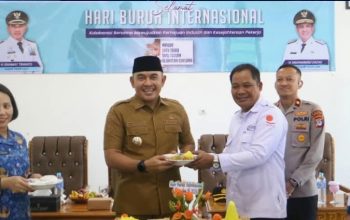 Bupati Tanah Laut Rahmat Trianto bersama serikat buruh pada peringatan May Day 2026 di Aula Disnakerperin Tanah Laut.