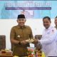 Bupati Tanah Laut Rahmat Trianto bersama serikat buruh pada peringatan May Day 2026 di Aula Disnakerperin Tanah Laut.