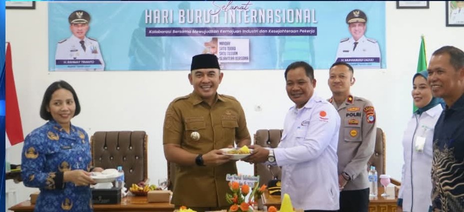 Bupati Tanah Laut Rahmat Trianto bersama serikat buruh pada peringatan May Day 2026 di Aula Disnakerperin Tanah Laut.