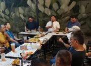 Ket Foto: Bupati Kapuas H. Muhammad Wiyatno didampingi Sekda Kapuas Usis I Sangkai, dan Kepala Dinas Pekerjaan Umum Kapuas Hargatin, Kepala Dinas Perhubungan Kapuas, Teras, saat berbincang santai bersama wartawan dalam kegiatan ngopi bareng di salah satu Cafe di Jalan Jawa, Kuala Kapuas, Senin (4/5/2026) malam.